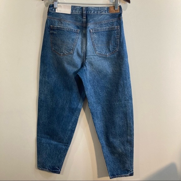 AMERICAN EAGLE Sz 4 Relaxed Mom High Rise Classic Medium Wash  Jeans NWT - Picture 4 of 11